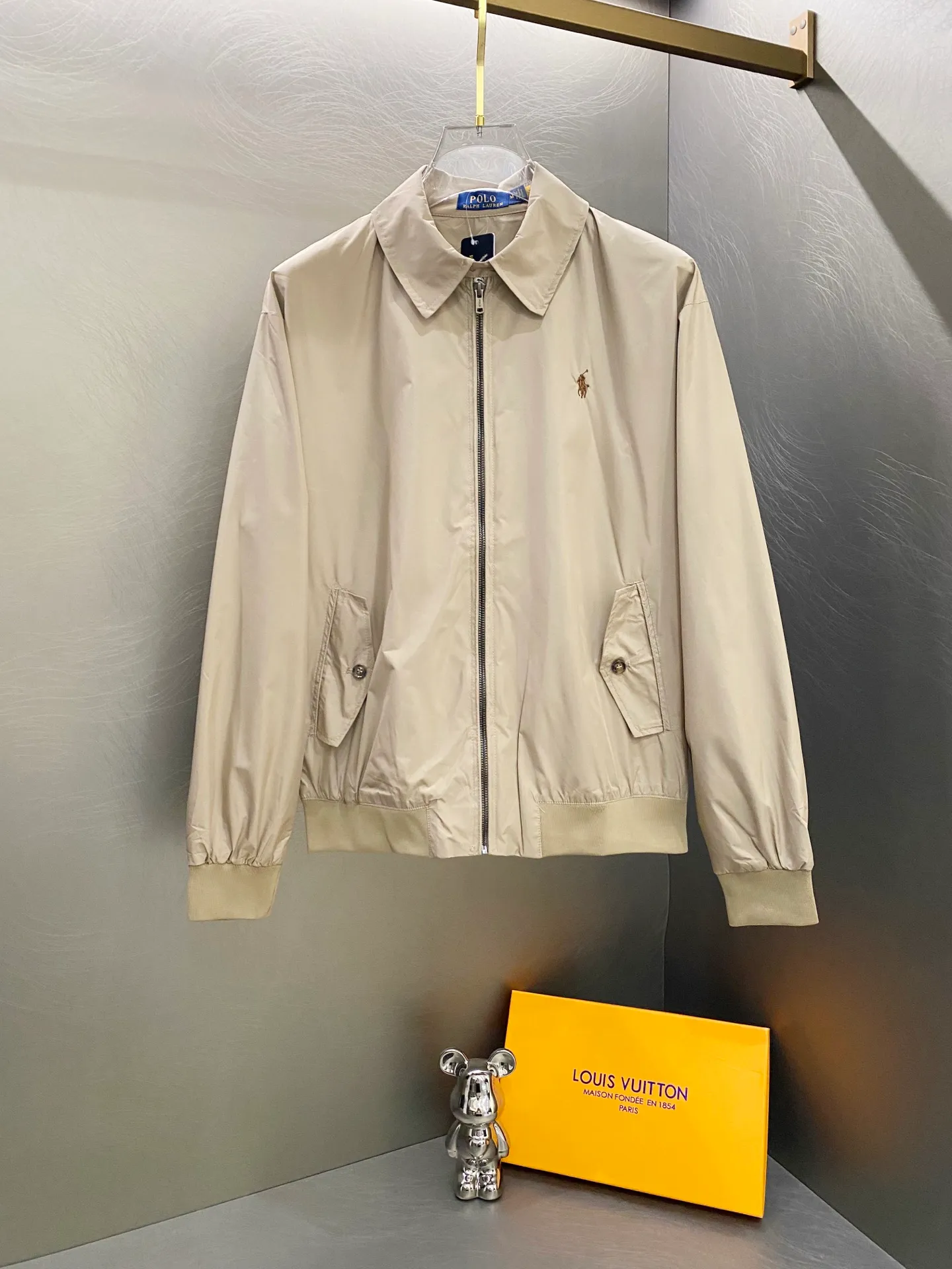 P310 Ralph Lauren Ralph Lauren polo official website celebrity unisex men's old money style veteran stand-up collar workwear Harrington waterproof jacket. Ralph has gone crazy this year. Tops worn by major Internet celebrities [original replica, top version] A must-have item for the new spring and autumn. It never goes out of style. I didn't expect that old money style is also a must when it comes to outdoor. Travel/outdoor/business, perfect for various scenes. Available in three colors, double-layered fabric, each color matches well, is lightweight, and has knitted threads at the cuffs and hem. Double layer fabric, warm and comfortable. The fabric has a double-layer shin feel and is full of weight! It's not as heavy as a regular jacket, and the ordinary cotton material feels really different. This one is super comfortable, feels soft and stylish, and has a retro movie fashion feel! The fit is loose but not baggy. The size is just right and not too picky. The dropped shoulder design modifies the shoulder shape without making it look bulky. This silhouette is a style that will never go out of style after being worn for a long time. The upper body is also very durable and recognizable. The loose and reasonable fit can be worn by both men and women, making it easy to create a clean and refreshing youthful look. The embroidery on the chest is all German Oman embroidery fiber with original data. The embroidery technology is very particular about using Japanese Tajima machines to ensure the embroidery is exquisite and three-dimensional. Which is what I said is different from the ones on the market. The workmanship is a loose version and can be used by boys and girls!! Color: Khaki Navy Blue Black Off-White Size: S M L XL Length: 68/70/72/74 Bust: 122/126/130/134 Shoulder width: 53/54/55/56 Sleeve length: 65/66/67/68